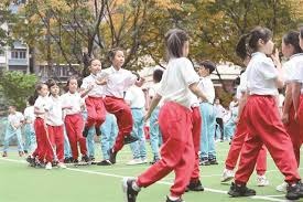 曼联将以1亿英镑的价格击败曼城，前锋签约已成定局，巴塞罗那的挖角行动也变得“认真”起来。